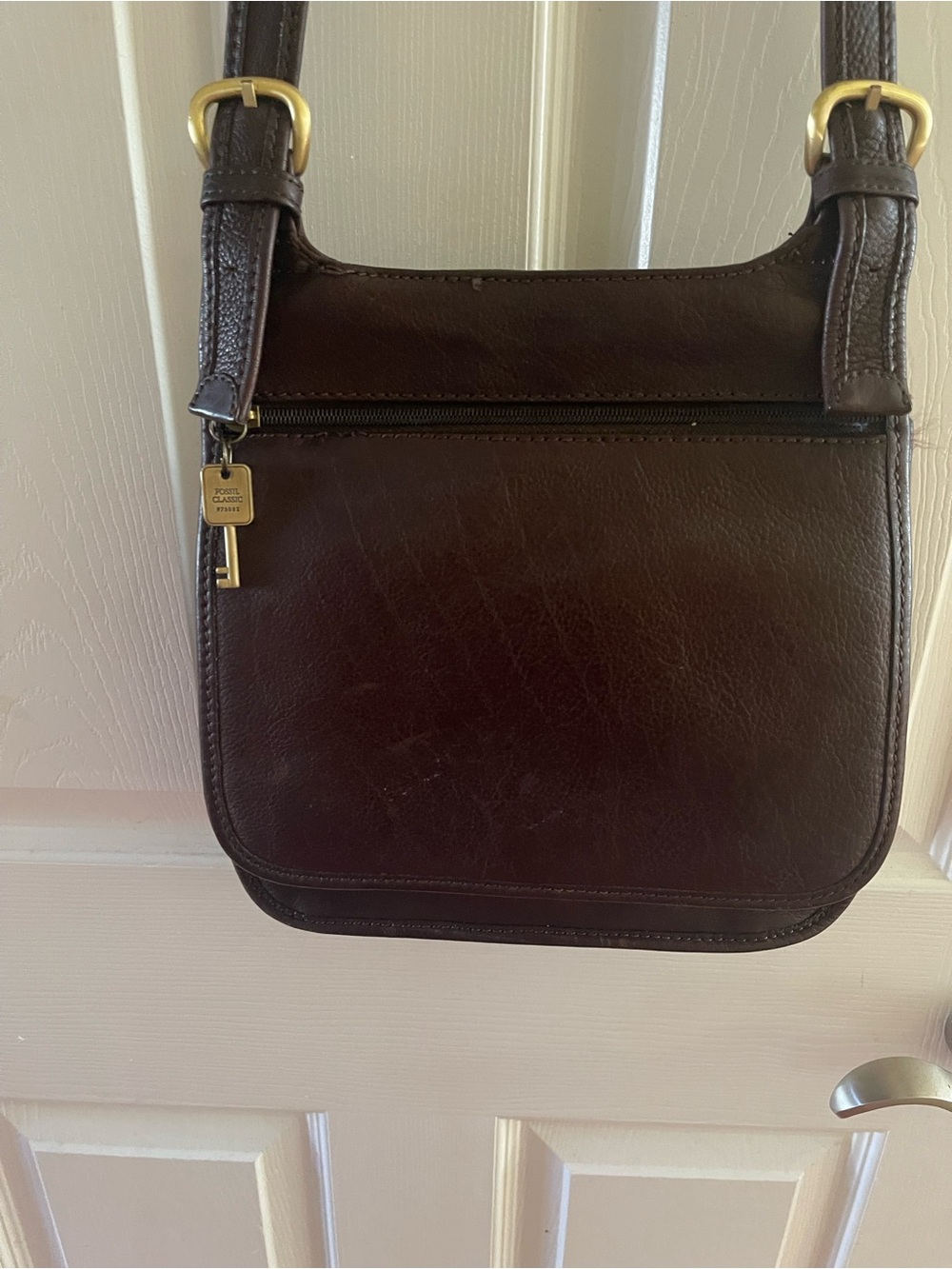 Vintage Fossil Dark Brown Leather Messenger Crossbody with brass hardwares.